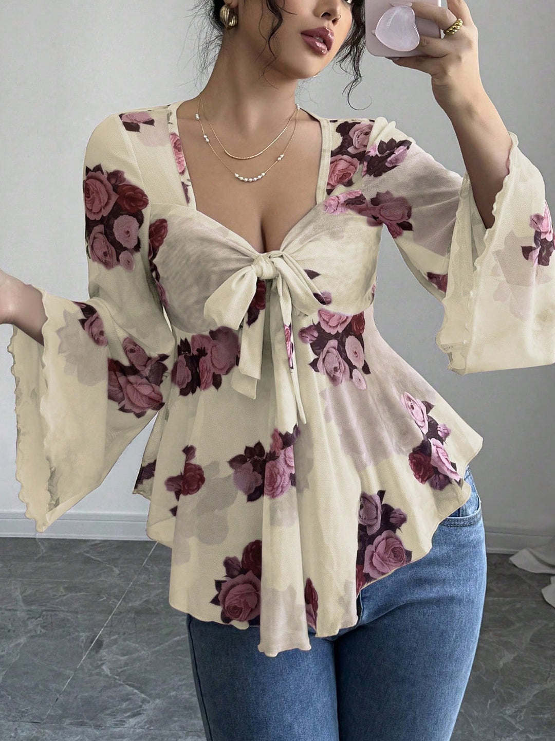 Sweetheart neckline printed long-sleeved shirt