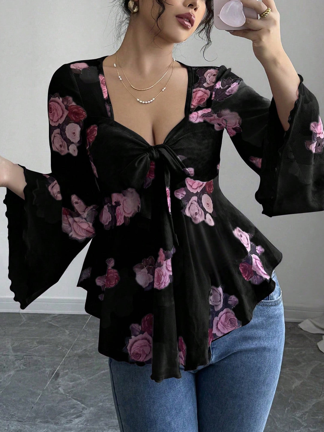 Sweetheart neckline printed long-sleeved shirt