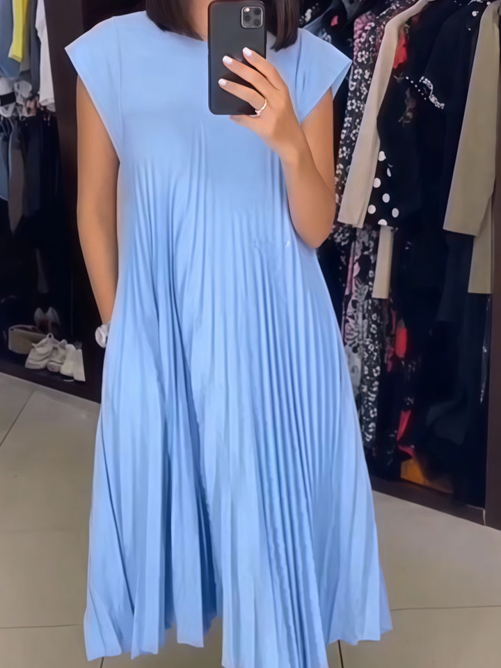 Fashionable round neck sleeveless pleated dress for women