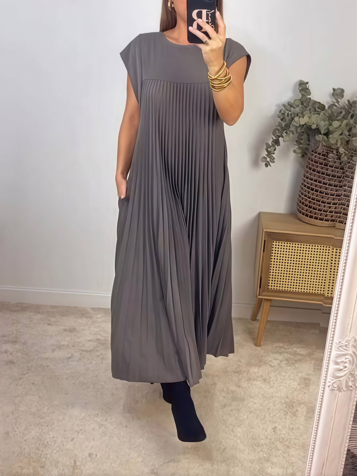 Fashionable round neck sleeveless pleated dress for women