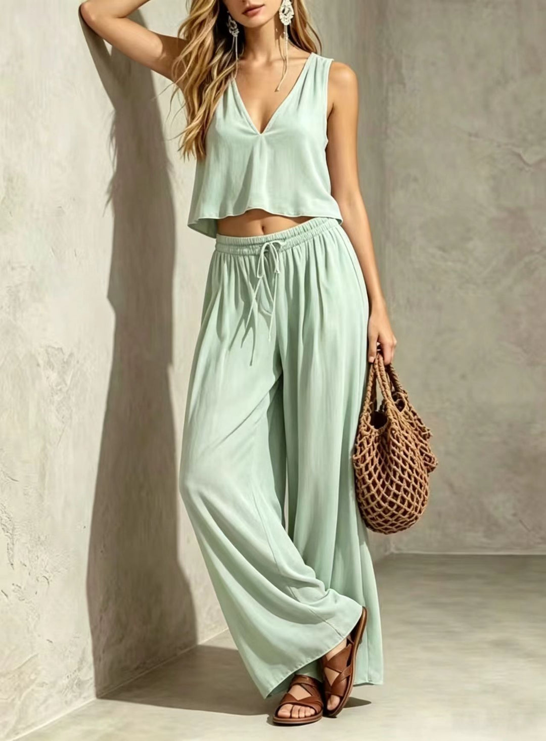 Sleeveless top and trousers two-piece set